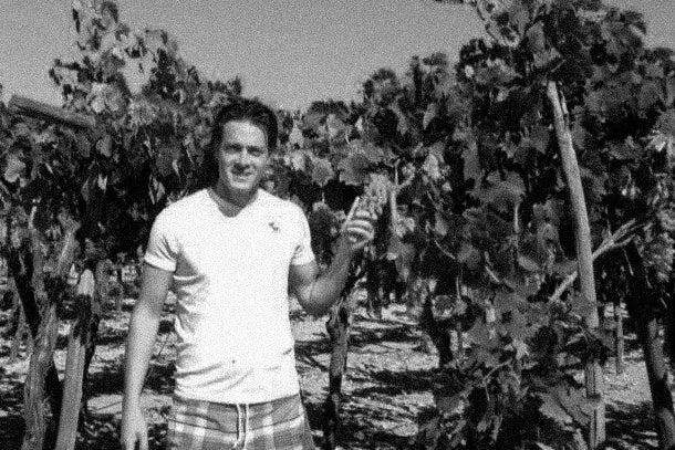 Francesco De Punzio in den Weinbergen Apuliens, Heimat der familiengeführten MAJO Weine von Buonissimo.
