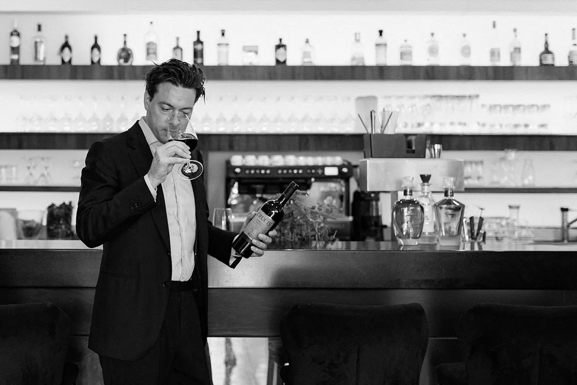 Francesco De Punzio bei der professionellen Weinverkostung im Buonissimo Neu-Ulm mit Rotwein und ausgewählter Weinflasche.