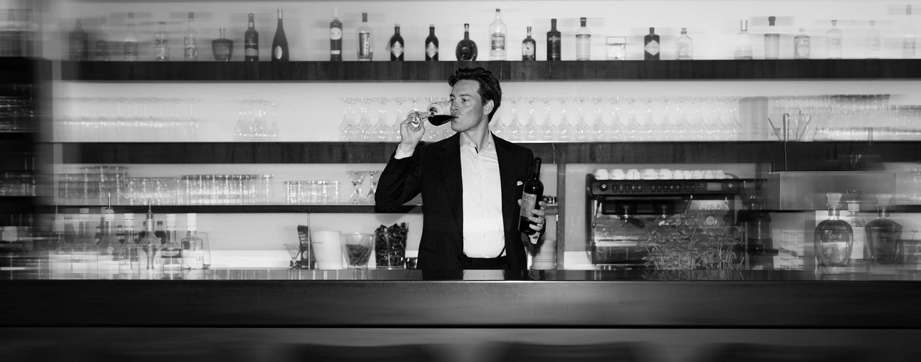 Francesco De Punzio im italienischen Restaurant Buonissimo in Neu-Ulm mit Rotwein und Weinflasche an der Bar